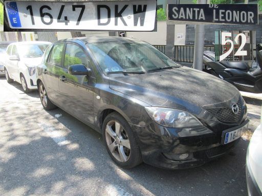 Veh&iacute;culos abandonados, verlassene Fahrzeuge, Madrid, Spanien, Mazda 3, Kennzeichen 1647 DKW, Erstzulassung Januar 2005, Calle Santa Leonor 52, 28037 Madrid im April 2026