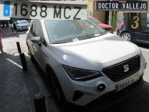 Veh&iacute;culos abandonados, verlassene Fahrzeuge, Madrid, Spanien, Seat Arona, Kennzeichen 1688 MCZ, Erstzulassung Dezember 2022, Calle Doctor Vallejo 3, 28027 Madrid im April 2026