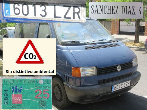 Veh&iacute;culos abandonados, verlassene Fahrzeuge, Madrid, Spanien, Volkswagen Transporter, Kennzeichen 6013 LZR, Erstzulassung in Spanien August 2022, Calle Sanchez Diaz 4, 28027 Madrid im April 2026