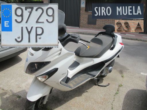 Vehículos abandonados, verlassene Fahrzeuge, Madrid, Spanien, Piaggio Motorroller, Kennzeichen 9729 JYP, Erstzulassung April 2017, Calle Siro Muela 23 A, 28027 Madrid im April 2026