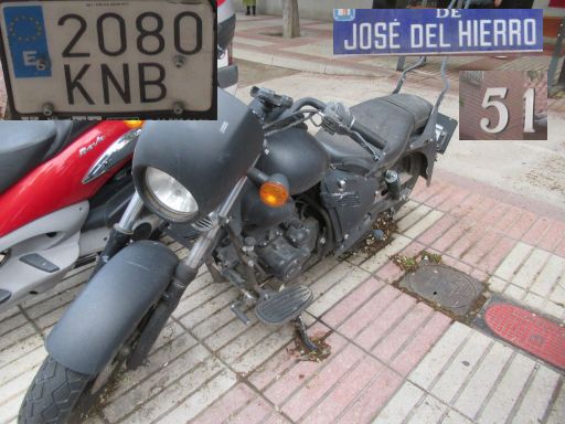 Vehículos abandonados, verlassene Fahrzeuge, Madrid, Spanien, Motorrad Keeway, Kennzeichen 2080 KNB, Erstzulassung Juli 2018, Calle Jose del Hierro 51, 28027 Madrid im April 2026