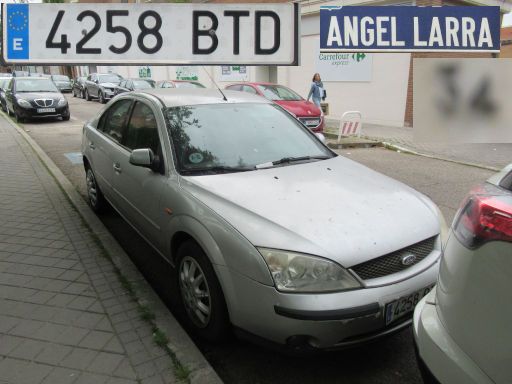Vehículos abandonados, verlassene Fahrzeuge, Madrid, Spanien, Ford Mondeo, Kennzeichen 4258 BTD, Erstzulassung März 2002, Calle Angel Larra 34, 28027 Madrid im April 2026