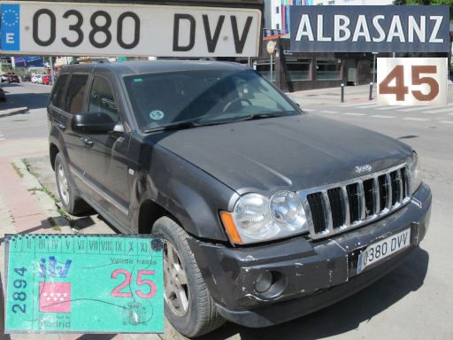 Vehículos abandonados, verlassene Fahrzeuge, Madrid, Spanien, Jeep Cherokee, Kennzeichen 0380 DVV, Erstzulassung Januar 2005, Calle Albasanz 45, 28037 Madrid im April 2026