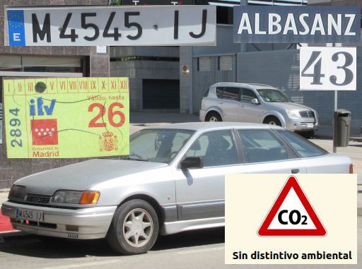 Vehículos abandonados, verlassene Fahrzeuge, Madrid, Spanien, Ford Scorpio 2.9i Ghia, Kennzeichen M 4545 IJ, Erstzulassung Januar 1988, Calle Albasanz 43, 28037 Madrid im April 2026