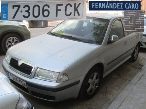 Vehículos abandonados, verlassene Fahrzeuge, Madrid, Spanien, Skoda, Kennzeichen 7306 FCK, Erstzulassung Juli 2006, Calle Fernandez Caro 1, 28027 Madrid im April 2026