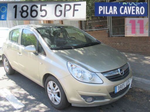 Vehículos abandonados, verlassene Fahrzeuge, Madrid, Spanien, Opel Corsa ecoFLEX, Kennzeichen 1865 GPF, Erstzulassung August 2009, Calle Pilar Cavero 11, 28027 Madrid im April 2026