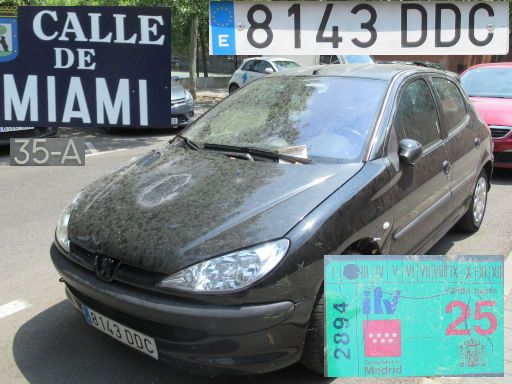 Vehículos abandonados, verlassene Fahrzeuge, Madrid, Spanien, Peugeot 206, Kennzeichen 8143 DDC, Erstzulassung November 2004, Calle Miami 35 A, 28027 Madrid im August 2025