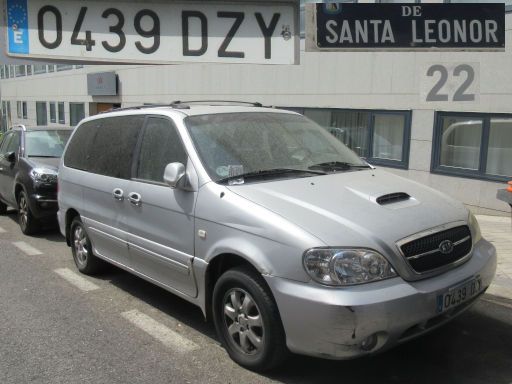 Vehículos abandonados, verlassene Fahrzeuge, Madrid, Spanien, Kia Carnival EX, Kennzeichen 0439 DZY, Erstzulassung Mai 2006, Calle Santa Leonor 22, 28037 Madrid im August 2025