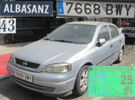 Vehículos abandonados, verlassene Fahrzeuge, Madrid, Spanien, Opel Astra 1.8, Kennzeichen 7668 BWY, Erstzulassung Juni 2002, Calle Albasanz 43, 28037 Madrid im August 2025