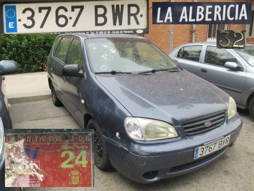 Vehículos abandonados, verlassene Fahrzeuge, Madrid, Spanien, Kia Carens RS, Kennzeichen 3767 BWR, Erstzulassung Mai 2003, Calle La Albericia 32, 28037 Madrid im August 2025
