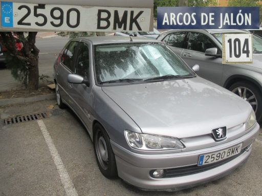 Vehículos abandonados, verlassene Fahrzeuge, Madrid, Spanien, Peugeot 306, Kennzeichen 2590 BMK, Erstzulassung August 2001, Calle Arcos de Jalon 104, 28037 Madrid im August 2025