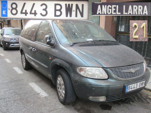 Vehículos abandonados, verlassene Fahrzeuge, Madrid, Spanien, Chrysler Voyager, Kennzeichen 8443 BWN, Erstzulassung Mai 2002, Calle Angel Larra 21, 28027 Madrid im August 2025