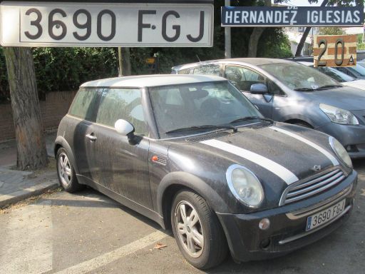 Vehículos abandonados, verlassene Fahrzeuge, Madrid, Spanien, MINI Cooper, Kennzeichen 3690 FGJ, Erstzulassung Oktober 2006, Calle Hernandez Iglesias 20 A, 28027 Madrid im August 2025