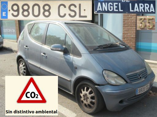 Vehículos abandonados, verlassene Fahrzeuge, Madrid, Spanien, Mercedes-Benz A170 CDI, Kennzeichen 9808 CSL, Erstzulassung Februar 2004, Calle Angel Larra 35, 28027 Madrid im August 2025
