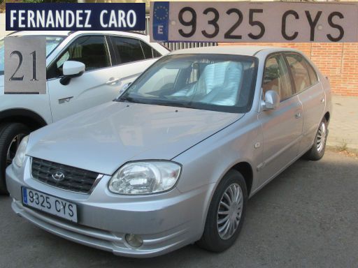 Vehículos abandonados, verlassene Fahrzeuge, Madrid, Spanien, Hyundai Accent, Kennzeichen 9325 CYS, Erstzulassung Juli 2004, Calle Fernandez Caro 21, 28027 Madrid im August 2025