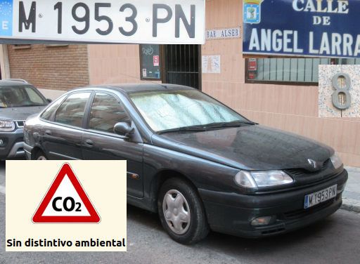 Vehículos abandonados, verlassene Fahrzeuge, Madrid, Spanien, Renault Laguna, Kennzeichen M 1953 PN, Erstzulassung März 1994, Calle Angel Larra 8, 28027 Madrid im August 2025