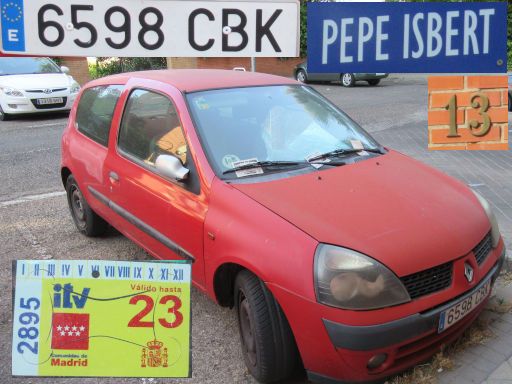 Vehículos abandonados, verlassene Fahrzeuge, Madrid, Spanien, Renault Clio, Kennzeichen 6598 CBK, Erstzulassung Oktober 2002, Calle Pepe Isbert 13, 28017 Madrid im August 2025