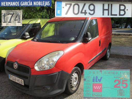 Vehículos abandonados, verlassene Fahrzeuge, Madrid, Spanien, Fiat Doblo, Kennzeichen 7049 HLB, Erstzulassung Juli 2012, Calle Hermanos Garcia Noblejas 174, 28017 Madrid im August 2025