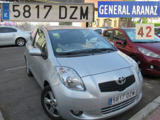 Vehículos abandonados, verlassene Fahrzeuge, Madrid, Spanien, Toyota Yaris, Kennzeichen 5817 DZM, Erstzulassung Mai 2006, Calle General Aranaz 42, 28027 Madrid im August 2025