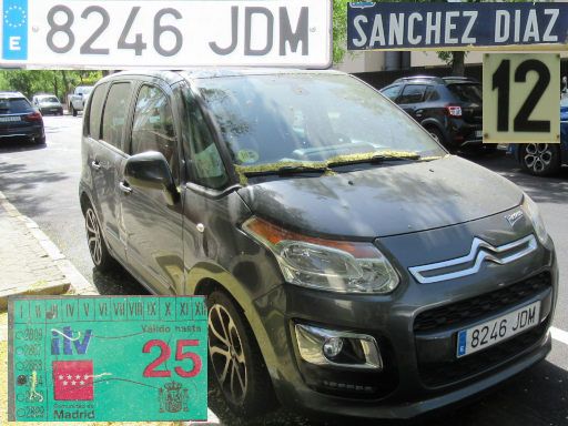 Vehículos abandonados, verlassene Fahrzeuge, Madrid, Spanien, Citroën C3 Picasso, Kennzeichen 8246 JDM, Erstzulassung April 2015, Calle Sanchez Diaz 12, 28027 Madrid im August 2025