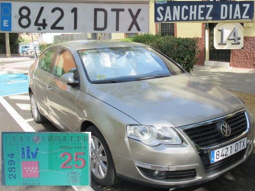 Vehículos abandonados, verlassene Fahrzeuge, Madrid, Spanien, Volkswagen Passat, Kennzeichen 8421 DTX, Erstzulassung Januar 2005, Calle Sanchez Diaz 14, 28027 Madrid im August 2025