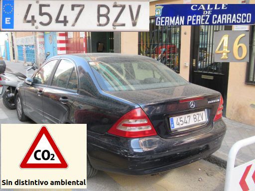 Vehículos abandonados, verlassene Fahrzeuge, Madrid, Spanien, Mercedes-Benz C Klasse, Kennzeichen 4547 BZV, Erstzulassung Oktober 2002, Calle German Perez Carrasco 46, 28027 Madrid im August 2025