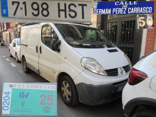 Vehículos abandonados, verlassene Fahrzeuge, Madrid, Spanien, Renault Trafic, Kennzeichen 7198 HST, Erstzulassung September 2013, Calle German Perez Carrasco 50, 28027 Madrid im August 2025