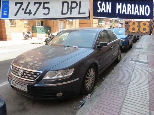Veh&iacute;culos abandonados, verlassene Fahrzeuge, Madrid, Spanien, Volkswagen Phaeton, Kennzeichen 7475 DPL, Erstzulassung Januar 2005, Calle San Mariano 88, 28022 Madrid im August 2026