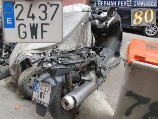 Veh&iacute;culos abandonados, verlassene Fahrzeuge, Madrid, Spanien, Yamaha Motorroller, Kennzeichen 2437 GWF, Erstzulassung Mai 2010, Calle German Perez Carrasco 80, 28027 Madrid im August 2026