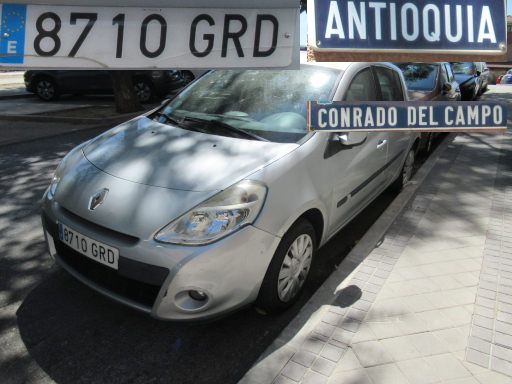 Veh&iacute;culos abandonados, verlassene Fahrzeuge, Madrid, Spanien, Renault Clio, Kennzeichen 8710 GRD, Erstzulassung Oktober 2009, Calle Antioquia / Calle Conrado del Campo, 28027 Madrid im August 2026