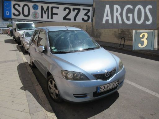 Veh&iacute;culos abandonados, verlassene Fahrzeuge, Madrid, Spanien, Mazda 2, Kennzeichen Deutschland SO MF 273, Erstzulassung unbekannt, Calle Argos 3, 28037 Madrid im August 2026