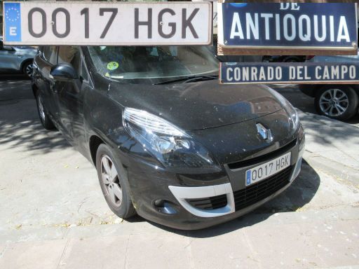 Veh&iacute;culos abandonados, verlassene Fahrzeuge, Madrid, Spanien, Renault Scenic dCi, Kennzeichen 0017 HGK, Erstzulassung September 2011, Calle Antioquia / Calle Conrado del Campo, 28027 Madrid im August 2026