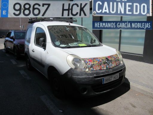 Veh&iacute;culos abandonados, verlassene Fahrzeuge, Madrid, Renault Kangoo, Kennzeichen 9867 HCK, Erstzulassung M&auml;rz 2011, Calle Caunedo / Calle Hermanos Garcia Noblejas, 28037 Madrid im August 2026
