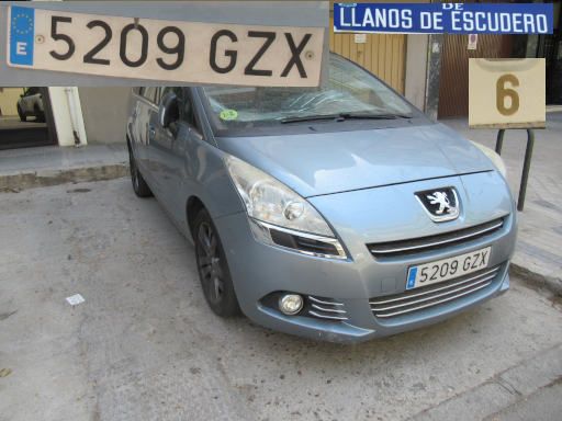 Veh&iacute;culos abandonados, verlassene Fahrzeuge, Madrid, Peugeot, Kennzeichen 5209 GZX, Erstzulassung Dezember 2010, Calle Llanos de Escudero 6, 28017 Madrid im August 2026