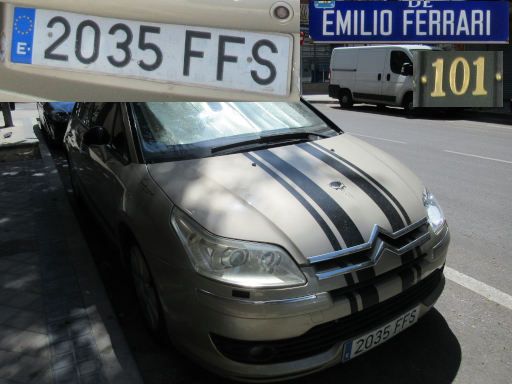 Veh&iacute;culos abandonados, verlassene Fahrzeuge, Madrid, Spanien, Citro&euml;n C4, Kennzeichen 2035 FFS, Erstzulassung September 2006, Calle Emilio Ferrari 101, 28017 Madrid im August 2026