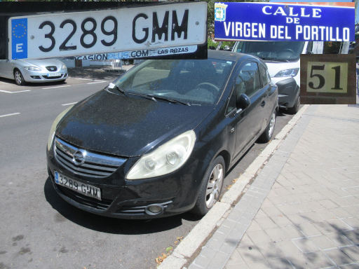 Veh&iacute;culos abandonados, verlassene Fahrzeuge, Madrid, Spanien, Opel Corsa, Kennzeichen 3289 GMM, Erstzulassung Mai 2009, Calle Virgen del Portillo 51, 28027 Madrid im August 2026