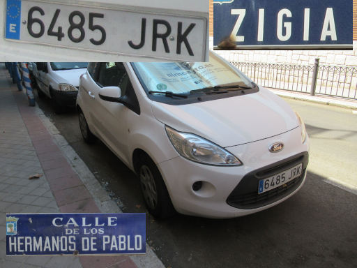 Veh&iacute;culos abandonados, verlassene Fahrzeuge, Madrid, Spanien, Ford Ka, Kennzeichen 6485 JRK, Erstzulassung Juli 2016, Calle Zigia Kreuzung Calle de Hermanos de Pablo, 28027 Madrid im August 2026