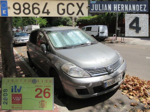 Veh&iacute;culos abandonados, verlassene Fahrzeuge, Madrid, Spanien, Nissan Tiida, Kennzeichen 9864 GCX, Erstzulassung April 2008, Calle Julian Hernandez 4, 28043 Madrid im August 2026