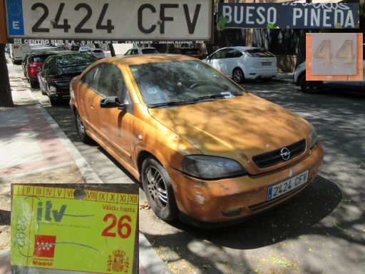 Veh&iacute;culos abandonados, verlassene Fahrzeuge, Madrid, Spanien, Opel Astra Coupe, Kennzeichen 2424 CFV, Erstzulassung Januar 2005, Calle Bueso Pineda 44, 28043 Madrid im August 2026