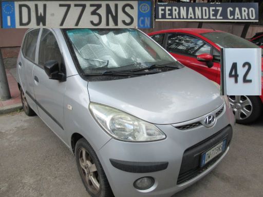 Veh&iacute;culos abandonados, verlassene Fahrzeuge, Madrid, Spanien, Hyundai i10, Kennzeichen Italien DW 773 NS, Erstzulassung unbekannt, Calle Fernandez Caro 42, 28027 Madrid im August 2026