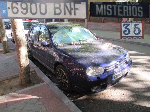 Veh&iacute;culos abandonados, verlassene Fahrzeuge, Madrid, Spanien, Volkswagen Golf, Kennzeichen 6900 BNF, Erstzulassung Oktober 2001, Calle Misterios 35, 28027 Madrid im August 2026