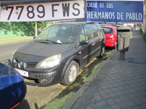 Veh&iacute;culos abandonados, verlassene Fahrzeuge, Madrid, Spanien, Renault Scenic, Kennzeichen 7789 FWS, Erstzulassung Oktober 2007, Calle Hermanos de Pablo 48, 28027 Madrid im August 2026