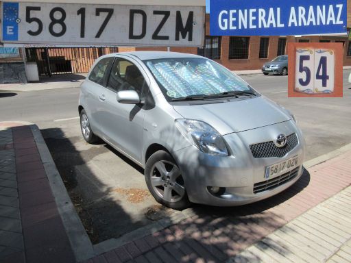 Veh&iacute;culos abandonados, verlassene Fahrzeuge, Madrid, Spanien, Toyota Yaris, Kennzeichen 5817 DZM, Erstzulassung Mai 2006, Calle General Aranaz 54, 28027 Madrid im August 2026