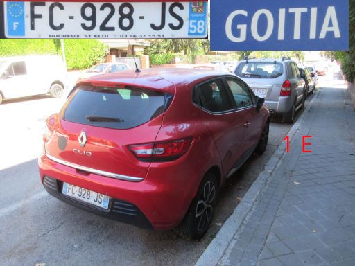 Veh&iacute;culos abandonados, verlassene Fahrzeuge, Madrid, Spanien, Renault Clio, Kennzeichen Frankreich FC 928 JS, Erstzulassung unbekannt, Calle Goitia 1 E, 28027 Madrid im August 2026
