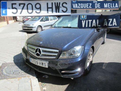 Veh&iacute;culos abandonados, verlassene Fahrzeuge, Madrid, Spanien, Mercedes-Benz C 220 CDI, Kennzeichen 5709 HWS, Erstzulassung Mai 2014, Calle Vazquez de Mella / Calle Vital Aza, 28017 Madrid im August 2026