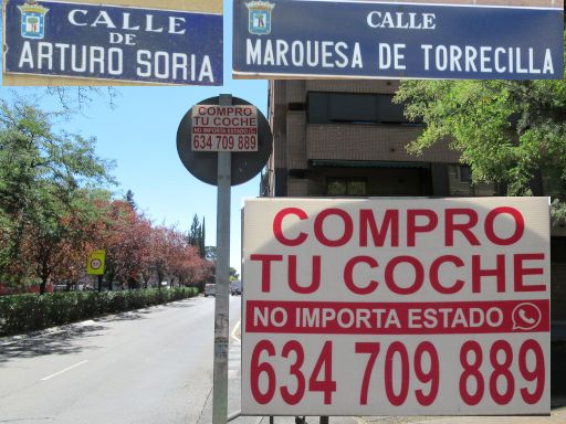 Veh&iacute;culos abandonados, verlassene Fahrzeuge, Madrid, Spanien, Autok&auml;ufer Werbung am Stra&szlig;enschild, Calle Arturo Soria / Calle Marquesa de Torrecilla, 28027 Madrid im August 2026