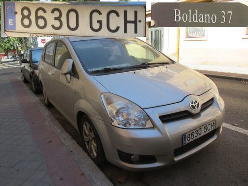 Veh&iacute;culos abandonados, verlassene Fahrzeuge, Madrid, Spanien, Toyota Corolla Verso D4D, Kennzeichen 8630 GCH, Erstzulassung M&auml;rz 2008, Calle Boldano 37, 28027 Madrid im August 2026