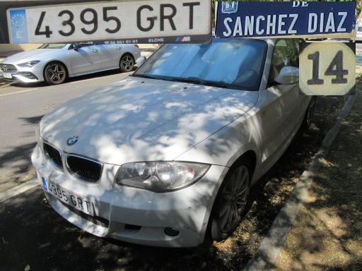 Veh&iacute;culos abandonados, verlassene Fahrzeuge, Madrid, Spanien, BMW 116 d, Kennzeichen 4395 GRT, Erstzulassung November 2009, Calle Sanchez Diaz 14, 28027 Madrid im August 2026