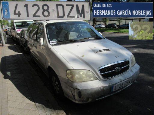Veh&iacute;culos abandonados, verlassene Fahrzeuge, Madrid, Spanien, Kia Carnival EX, Kennzeichen 4128 DZM, Erstzulassung Mai 2006, Calle Hermanos Garcia Noblejas 22, 28037 Madrid im August 2026