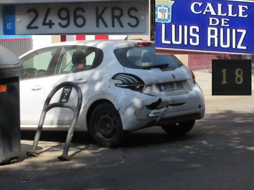 Veh&iacute;culos abandonados, verlassene Fahrzeuge, Madrid, Spanien, Peugeot 208, Kennzeichen 2496 KRS, Erstzulassung November 2018, Calle Luis Ruiz 18, 28017 Madrid im August 2026